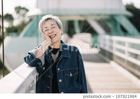 一位優雅的日本女性，頭髮花白，穿過吊橋 107821984