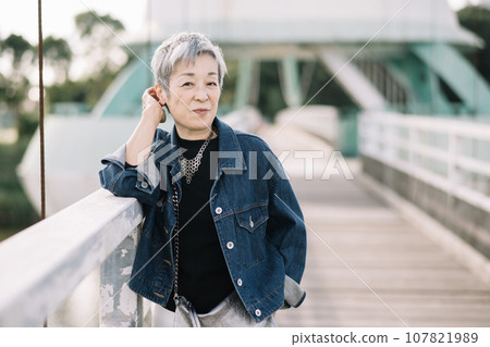 一位優雅的日本女性，頭髮花白，穿過吊橋 107821989
