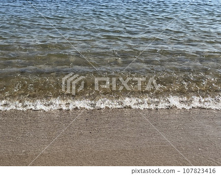 沙灘和清澈的海水 107823416