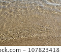 浪潮在沙灘上擊敗 107823418