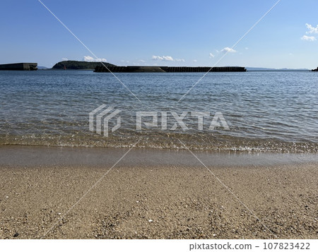沙灘與清澈蔚藍的大海 107823422