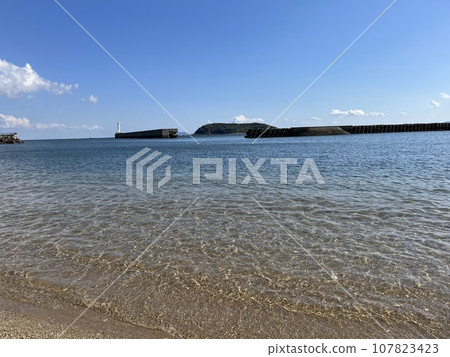 蔚藍的天空與清澈蔚藍的大海 107823423