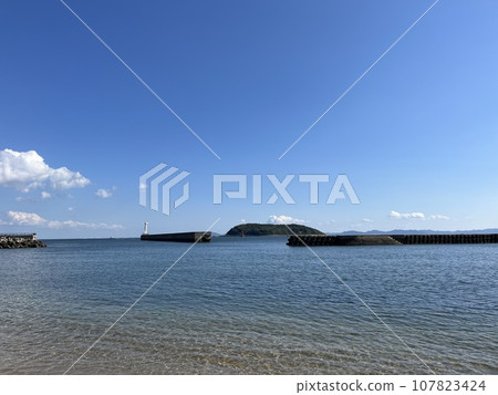 藍天和大海和藍色的大海 107823424