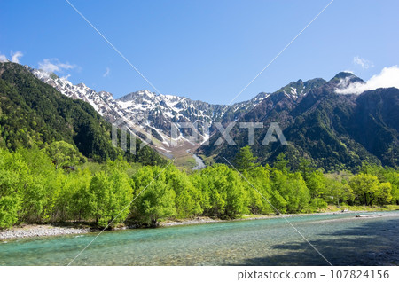 [Nagano Prefecture, Kamikochi] Hotaka Mountain Range with refreshing fresh greenery and lingering snow 107824156