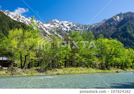 [Nagano Prefecture, Kamikochi] Hotaka Mountain Range with refreshing fresh greenery and lingering snow 107824162