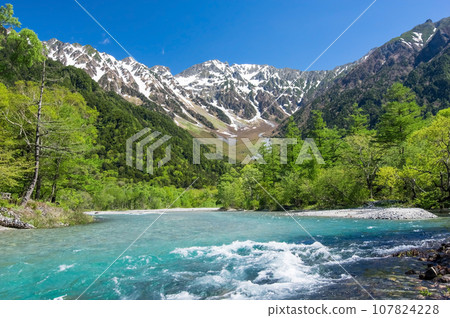 【長野縣·上高地】新綠色的梓川和殘雪紛飛的穗高山脈 107824228