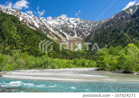 [Nagano Prefecture, Kamikochi] Azusa River with refreshing fresh greenery and Hotaka Mountain Range with lingering snow 107824271