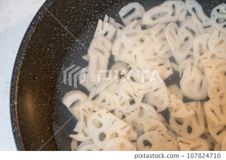 Soak thinly sliced lotus root in water 107824710