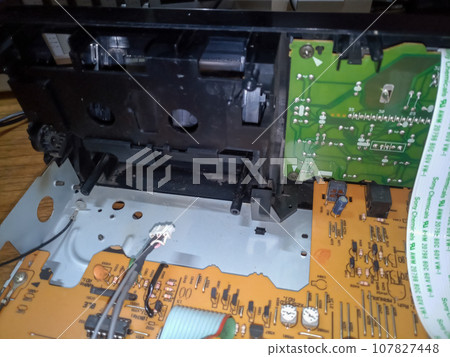 Tape pulling mechanism of the cassette deck. tape recorder 107827448