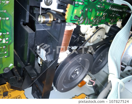 Tape pulling mechanism of the cassette deck. tape recorder 107827524
