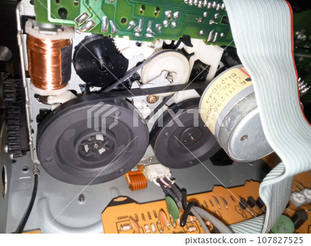 Tape pulling mechanism of the cassette deck. tape recorder 107827525