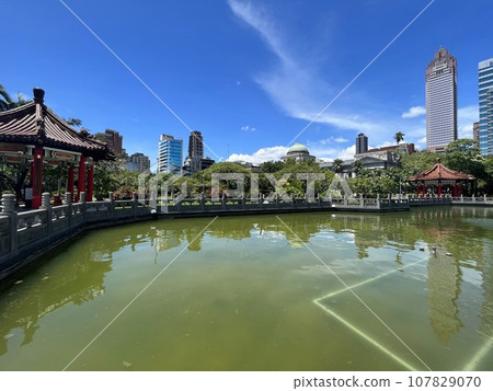 高樓林市中心寫的台灣228紀念公園及其位於赤塘中學的反映。 高樓林市中心寫的台灣228紀念公園及其位於赤塘中學的反映。 107829070