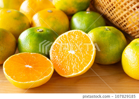 Very early mandarin oranges, Satsuma mandarin oranges, mandarin oranges cut in half Very early mandarin oranges, Satsuma mandarin oranges, mandarin oranges cut in half 107829185
