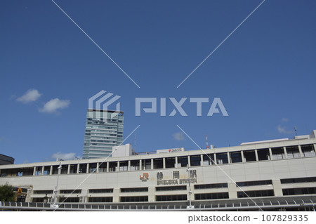 Urban landscape in front of Shizuoka Station 107829335