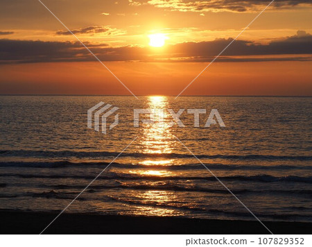 夜景：日本海日落 107829352