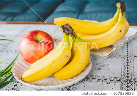 客廳裡的香蕉和蘋果 107829828