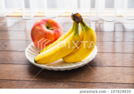 標準水果：蘋果、香蕉 107829830