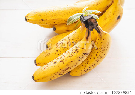 成熟的香蕉 107829834
