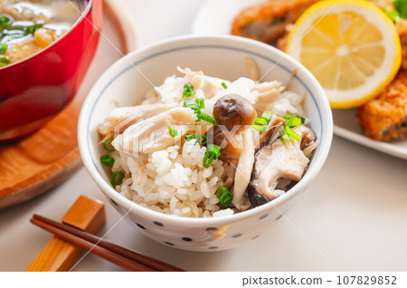 Rice cooked with chicken and mushrooms 107829852