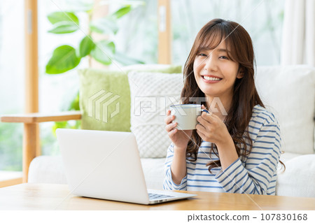 觀看計算機的一位小姐 107830168