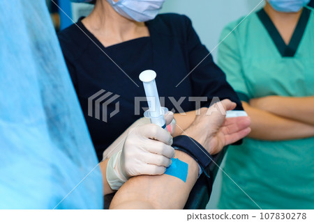 Intravenous administration of anesthesia with a syringe through a catheter 107830278