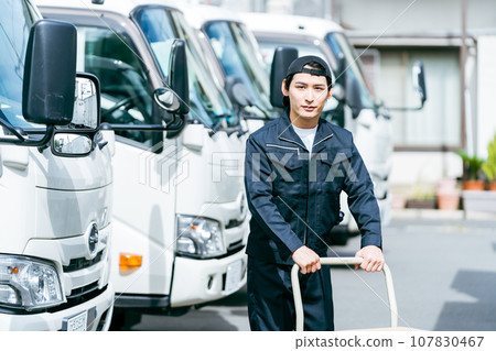 站在卡車前的年輕人 107830467