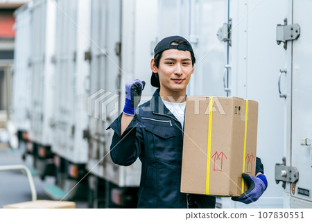 站在卡車前的年輕人 107830551