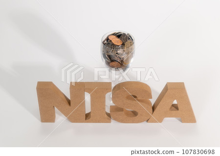 NISA 文本和酒杯中的硬幣 107830698