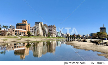 Clear autumn sky and water mirror of the cityscape <From Otogawa Submersible Bridge/Okazaki City, Aichi Prefecture> 107830892