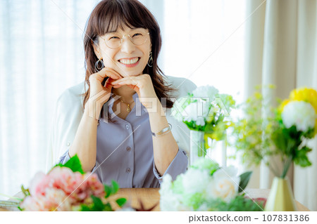 拿著一束花的中年婦女 107831386