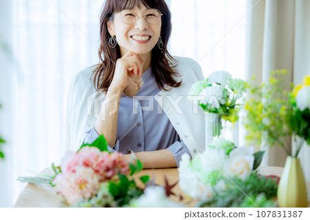 Middle-aged woman with a bouquet of flowers 107831387