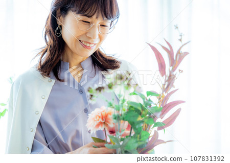 Middle-aged woman with a bouquet of flowers 107831392