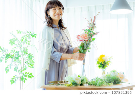 拿著一束花的中年婦女 107831395