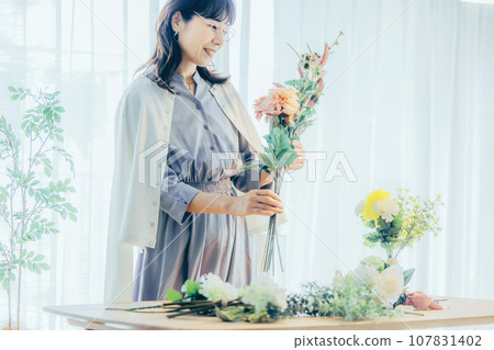 Middle-aged woman with a bouquet of flowers 107831402