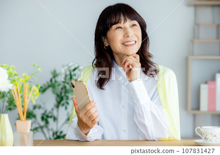 Middle-aged woman smartphone 107831427