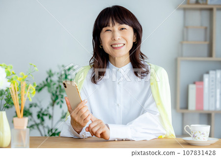 Middle-aged woman smartphone Middle-aged woman smartphone 107831428