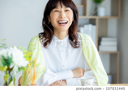 A woman with a coffee cup 107831440