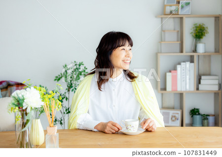 A woman with a coffee cup 107831449