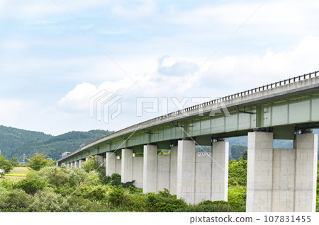 在高速公路上的高架橋 在高速公路上的高架橋 107831455