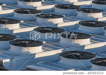 Air conditioning system assembled and installed on top of the building. Air conditioning system assembled and installed on top of the building. 107831513