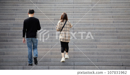 一對男女情侶爬樓梯的後視圖 一對男女情侶爬樓梯的後視圖 107831962