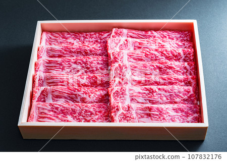 Boxed beef for sukiyaki [Image of hometown tax return gift] 107832176