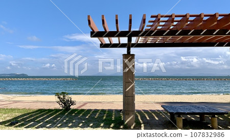 View of Mikawa Bay through the shade of a pergola (Kira Waikiki Beach (Miyazaki Beach)/Nishio City, Aichi Prefecture) 107832986