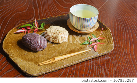 Ohagi（紅豆沙和黃豆粉）和綠茶 107833297