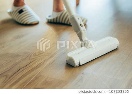 清潔吸塵器的婦女 107833595