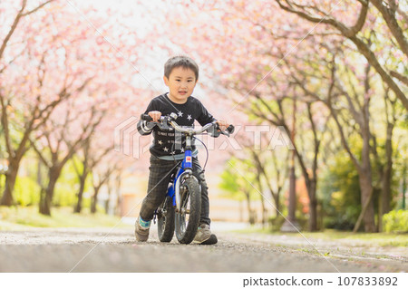 騎自行車的男孩 107833892