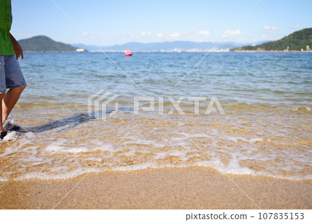 Children watching the sea 107835153