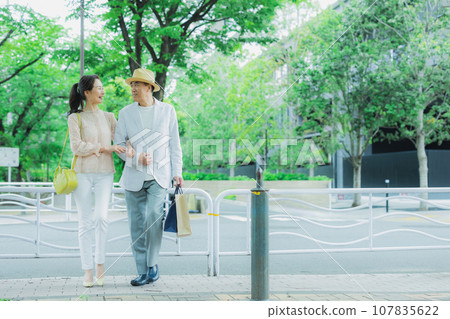 Middle-aged couple shopping Middle-aged couple shopping 107835622