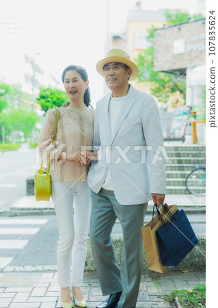 Middle-aged couple shopping 107835624