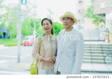 Middle-aged couple shopping 107835625